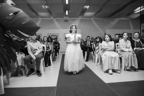 Filha pequena do casal entra carregando imagem de Nossa Senhora com as alianças. Foto em plano aberto e PB por Bruno Arita.'
