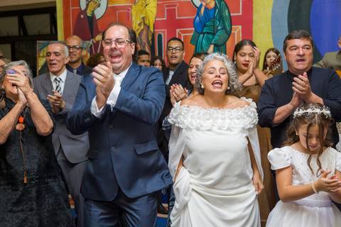 Noivo Danilo e noiva Tabatha dançando e celebrando ao fim das duas cerimônias. Foto por Bruno Arita na Paróquia Santa Suzana.'