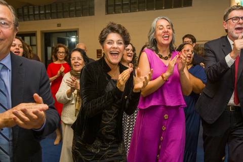 Convidados do casamento dançando e sorrindo em momento de pura alegria e descontração. Registro por Bruno Arita.'