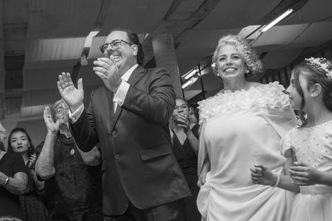 Casal sorrindo em fotografia espontânea e PB durante a dança rústica tradicional. Registro por Bruno Arita.'