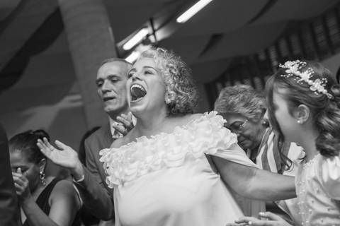 Noiva Tabatha em destaque cantando alegremente durante a festa na Paróquia Santa Suzana. Foto PB por Bruno Arita.'