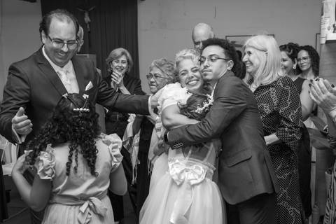 Momento afetivo e espontâneo da mãe abraçando com carinho seus dois filhos. Foto PB por Bruno Arita.'