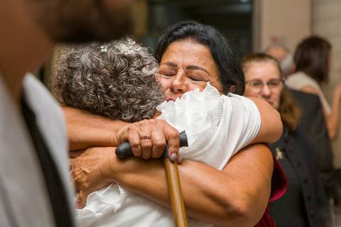 Registro espontâneo e emocionante da noiva Tabatha abraçando a sua irmã. Fotografia de sentimento por Bruno Arita.'