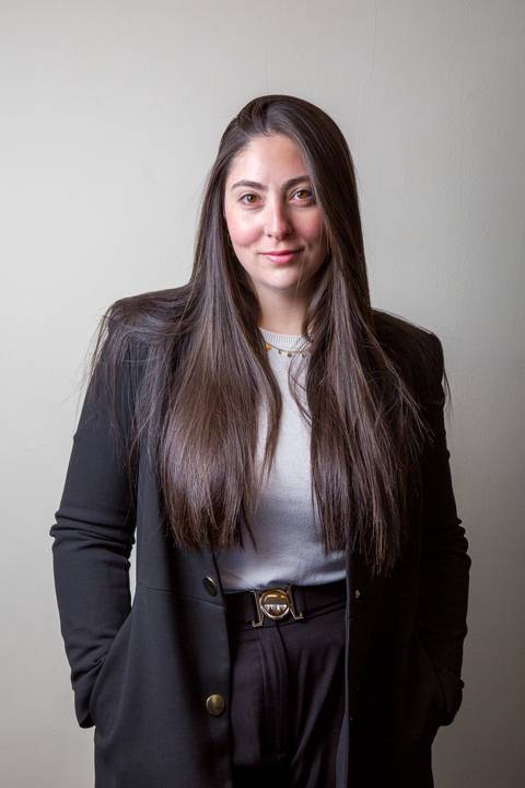 Retrato corporativo de médica jovem de cabelos longos, blazer preto e blusa cinza por Bruno Arita. Foto de posicionamento profissional na ação da SCOPO MetLife no Centro de Convenções Rebouças em São Paulo.'