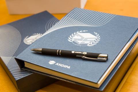 Detalhe do caderno de anotações e caneta personalizada com a marca dos 25 anos da ANDIPA. Foto de detalhes por Bruno Arita na FIESP.'
