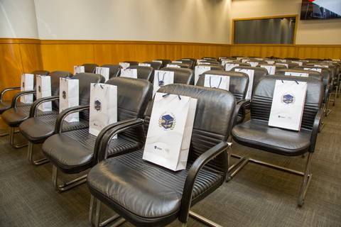 Cadeiras do auditório da FIESP arrumadas com sacolas comemorativas dos 25 anos da ANDIPA. Cobertura de evento corporativo em SP por Bruno Arita.'
