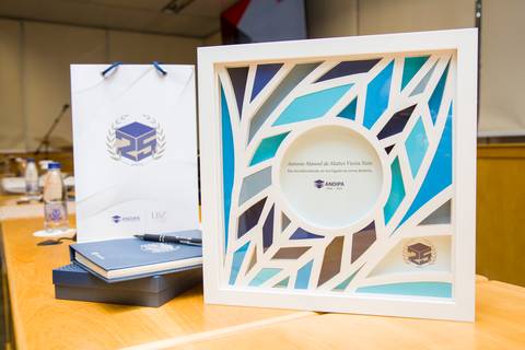 Homenagem de 25 anos da ANDIPA em moldura trabalhada sobre a mesa do auditório na FIESP. Fotografia institucional por Bruno Arita.'