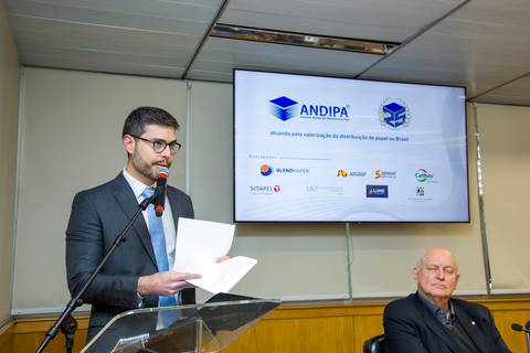 Italo Aguiar, Presidente do Conselho Diretor da ANDIPA, no púlpito da FIESP durante a abertura do evento de 25 anos. Foto por Bruno Arita.'