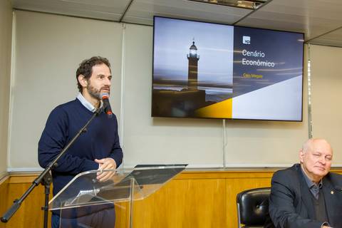 O economista Caio Megale, ex-Secretário da Fazenda de SP, palestrando sobre o Cenário Econômico na FIESP para a ANDIPA. Foto por Bruno Arita. ('