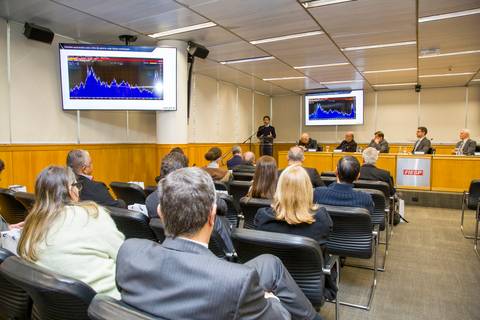 Plateia de empresários assistindo à palestra sobre cenário macroeconômico no auditório da FIESP. Cobertura do evento ANDIPA por Bruno Arita.'