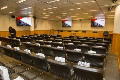 Vista geral do auditório na FIESP pronto para o evento de 25 anos da ANDIPA com telas ligadas. Foto de arquitetura e evento por Bruno Arita.'