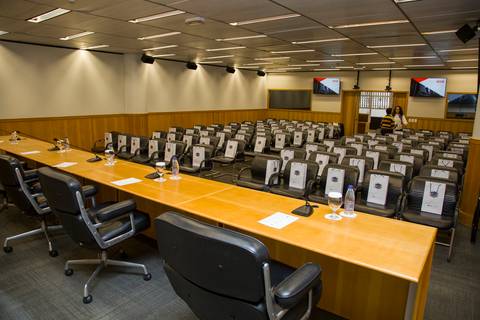 Perspectiva ampla das mesas e cadeiras alinhadas no auditório da FIESP para o evento da ANDIPA. Foto corporativa por Bruno Arita.'