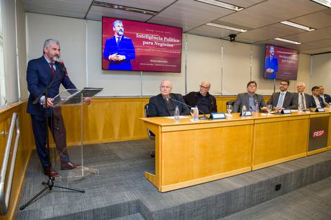 Bruno Garschagen no púlpito da FIESP apresentando análise de cenário político e econômico no evento da ANDIPA. Fotografia corporativa por Bruno Arita.'