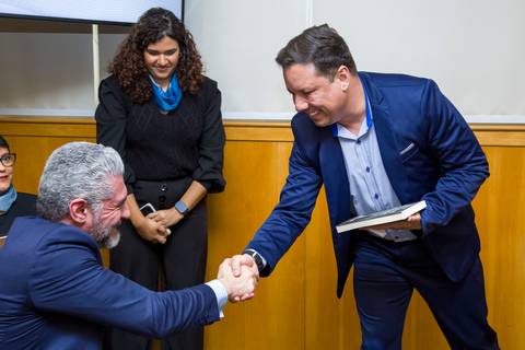 Cumprimento e entrega de livro do palestrante Bruno Garschagen durante o evento de 25 anos da ANDIPA na FIESP. Registro por Bruno Arita.'