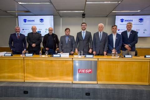 Foto oficial dos diretores e palestrantes reunidos na mesa de honra da FIESP celebrando os 25 anos da ANDIPA. Registro por Bruno Arita.'