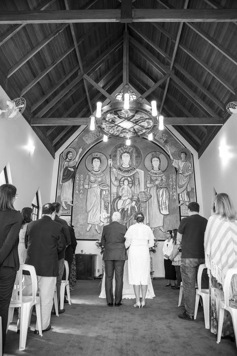 Vista do altar e convidados reunidos durante a missa de matrimônio na Capela Santa Suzana. Foto por Bruno Arita.'