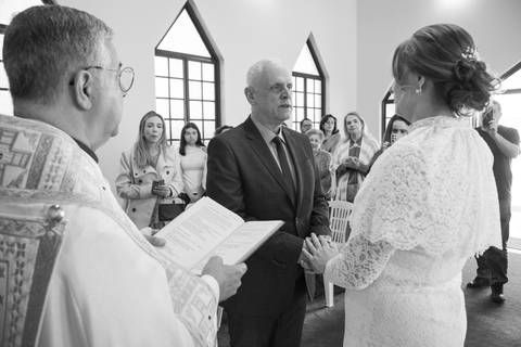 Padre conduzindo o rito do matrimônio e leitura dos votos de casamento na Capela Santa Suzana. Foto por Bruno Arita.'