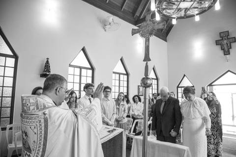 Visão geral do altar com os noivos, padre e acólitos ao término da celebração. Foto por Bruno Arita.'