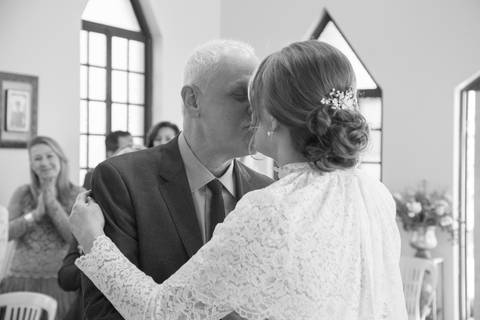 Primeiro beijo dos noivos Ana Paula e Antonio Carlos logo após serem declarados casados. Foto por Bruno Arita.'