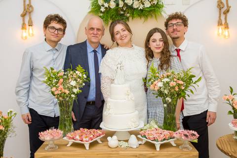 Foto de família reunida ao redor do bolo de casamento para o momento dos parabéns. Foto por Bruno Arita.'