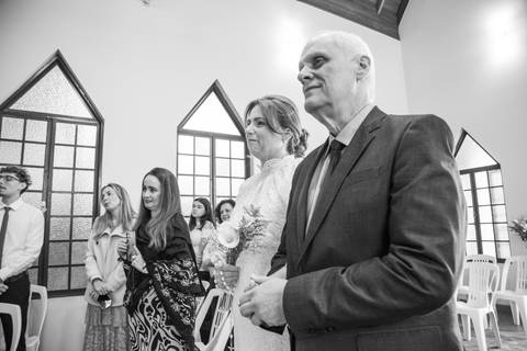 Noivo Antonio Carlos no altar após a chegada da noiva em cerimônia na Capela Santa Suzana. Foto por Bruno Arita.'