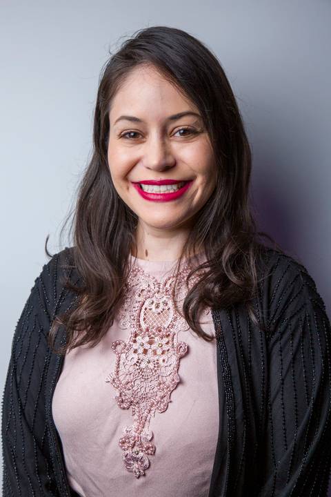 Retrato corporativo de mulher sorridente para perfil do LinkedIn tirada no Estúdio Lens. Foto por Bruno Arita.'