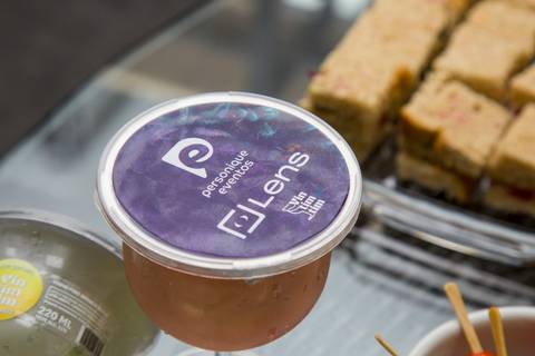 Bebida personalizada com a marca do Estúdio Lens e Personique Eventos no buffet. Foto por Bruno Arita.'