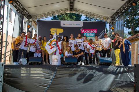 Foto oficial de todos os integrantes da escola de samba Prova de Fogo de Pirituba posando juntos no palco principal do Festival SPcria. Foto por Bruno Arita.'