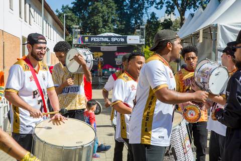 Integrantes da bateria da escola de samba Prova de Fogo de Pirituba tocando surdos no Festival SPcria. Foto por Bruno Arita.'