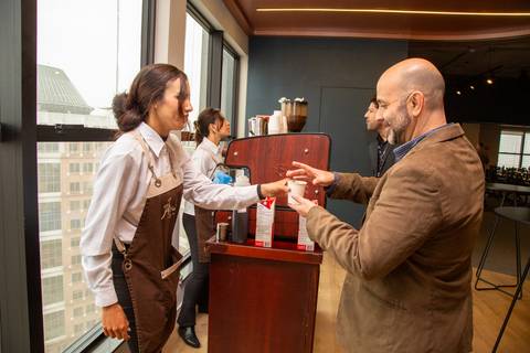 Networking no Coffee Break:  convidado no coffee break do evento de tecnologia IdealTrack em São Paulo. Foto por Bruno Arita.'