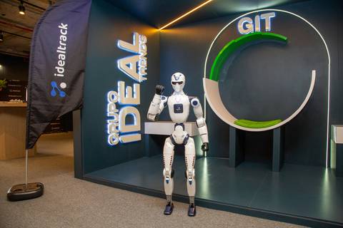 Espaço Grupo Ideal Trends com Robô: Robô humanóide e bandeiras da IdealTrack na entrada do evento do Grupo Ideal Trends em São Paulo. Foto por Bruno Arita.'