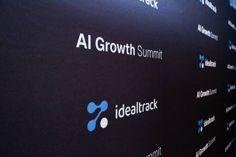 Backdrop AI Growth Summit: Backdrop do evento AI Growth Summit e IdealTrack do Grupo Ideal Trends em São Paulo. Foto por Bruno Arita.'