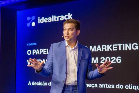 José Paulo Palestrando: José Paulo, fundador do Grupo Ideal Trends, discursando na abertura do AI Growth Summit em São Paulo. Foto por Bruno Arita.'