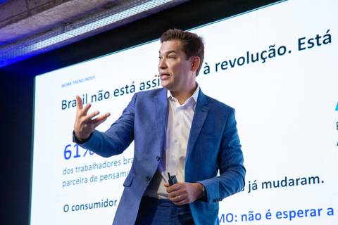 Palestra José Paulo sobre IA: José Paulo em palestra sobre o papel da Inteligência Artificial no marketing em São Paulo. Foto por Bruno Arita.'