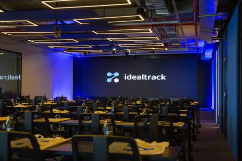 Auditório IdealTrack: Sala de conferência preparada para o evento de inteligência artificial da IdealTrack em São Paulo. Foto por Bruno Arita.'