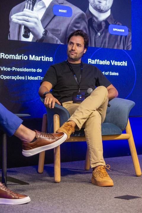 Painel Executivo de Vendas: Romário Martins e Raffaele Veschi em painel sobre vendas e inteligência artificial em São Paulo. Foto por Bruno Arita.'
