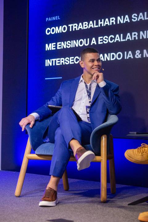 Executivo no Painel: Raffaele Veschi da IdealTrack debatendo a interseção de IA e marketing em São Paulo. Foto por Bruno Arita.'