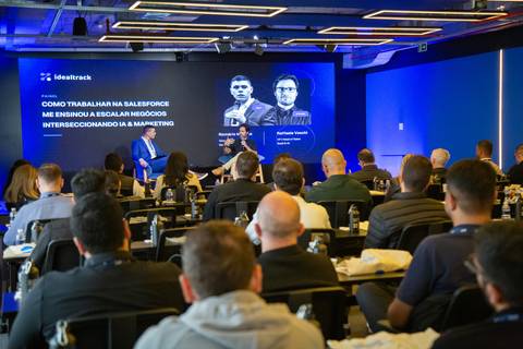 Visão Geral do Painel de Vendas: Auditório acompanhando o painel de discussão sobre Salesforce e IA no evento IdealTrack em SP. Foto por Bruno Arita.'