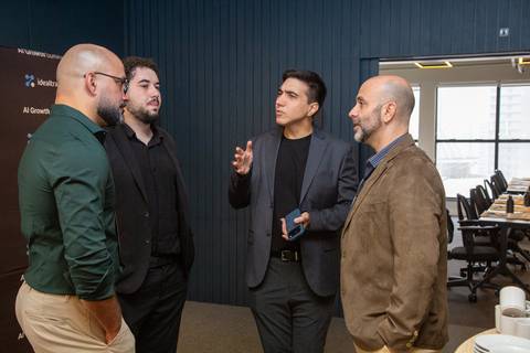 Networking de Executivos: Luis Ottoni em momento de networking com convidados durante o evento AI Growth Summit em São Paulo. Foto por Bruno Arita.'
