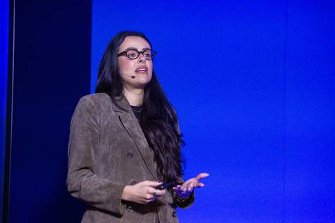 Palestrante no Palco IdealTrack: Palestrante abordando estratégias de conteúdo e IA no evento AI Growth Summit em São Paulo. Foto por Bruno Arita.'