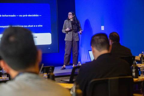 Apresentação sobre Comportamento do Consumidor: Palestrante explicando a jornada de compra e IA em apresentação corporativa em São Paulo. Foto por Bruno Arita.'
