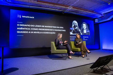 Painel Liderança de Marketing: Rosangela Martins e Patricia Vital em debate sobre a era agêntica no marketing em São Paulo. Foto por Bruno Arita.'