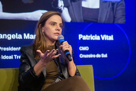 Patricia Vital Palestrando: Patricia Vital, CMO da Cruzeiro do Sul, em painel sobre inovação em marketing em São Paulo. Foto por Bruno Arita.'