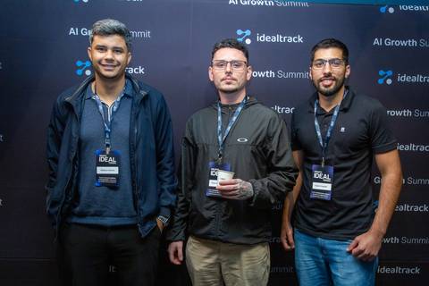 Participantes no Backdrop: Convidados posando para foto corporativa no painel AI Growth Summit da IdealTrack em SP. Foto por Bruno Arita.'