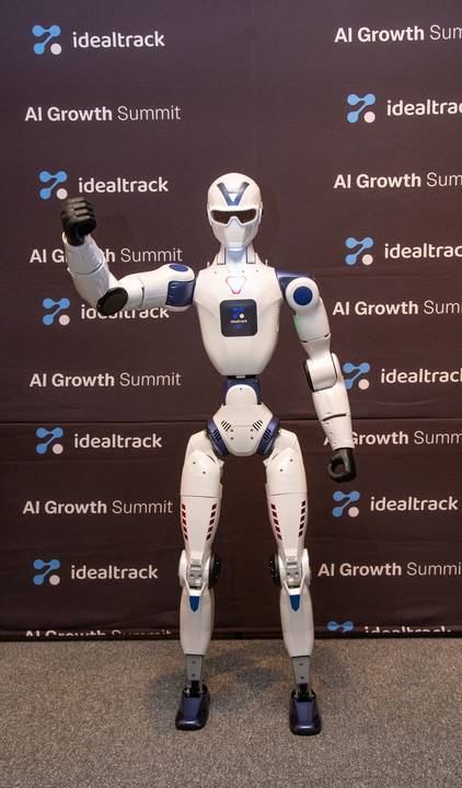 Robô Humanóide no Backdrop: Robô humanóide em exposição no AI Growth Summit da IdealTrack em São Paulo. Foto por Bruno Arita.'