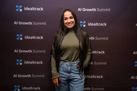 Participante no Backdrop: Convidada no painel fotográfico do evento IdealTrack AI Growth Summit em São Paulo. Foto por Bruno Arita.'