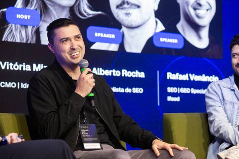 Palestrante de Lentes Claras: Rafael Venâncio, do Ifood, abordando efetividade criativa no painel de marketing da IdealTrack em São Paulo. Foto por Bruno Arita.'