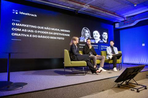 Painel Marketing Eficiente: Especialistas reunidos no palco debatem o básico bem feito no marketing com IA em São Paulo. Foto por Bruno Arita.'