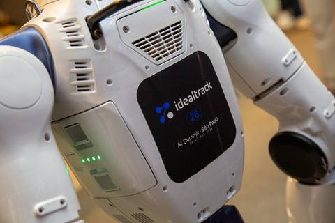 Detalhe do Robô Humanóide: Robô de inteligência artificial da IdealTrack em evento corporativo de tecnologia em São Paulo. Foto por Bruno Arita.'