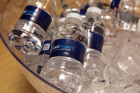 Garrafas de Água Personalizadas: Água mineral personalizada da UniTrends em balde de gelo no evento corporativo em São Paulo. Foto por Bruno Arita.'